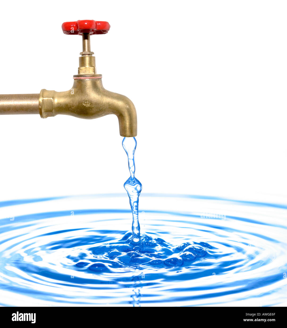 El agua que fluye de un grifo compuesta digital Fotografía de stock - Alamy