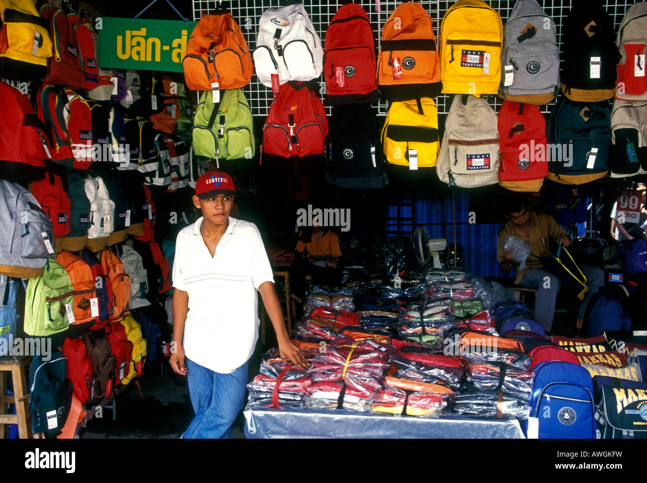 Más temprano Puno huella dactilar Muchacho tailandés, niño, adolescente, vendiendo mochilas, mercado  Chatuchak, el mercado de Chatuchak, Bangkok, provincia de Bangkok,  Tailandia, el sudeste de Asia, Asia Fotografía de stock - Alamy
