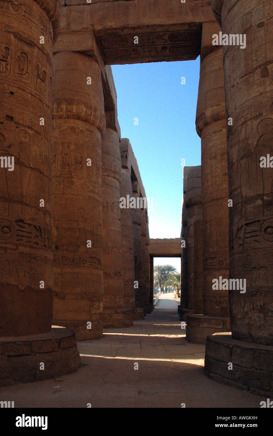 Gran sala hipóstila salen, mirando al norte de Karnak. Foto de stock