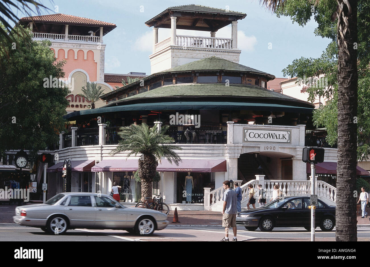 Estados Unidos, Florida, Miami, Coconut Grove, CocoWalk, entrada al mall,  movimiento borrosa Fotografía de stock - Alamy