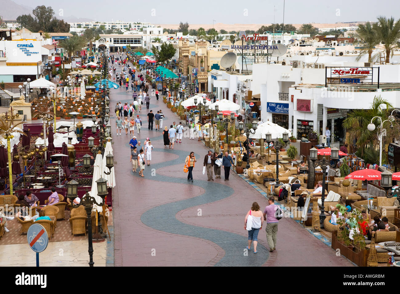 Centro comercial turístico principal de Naama Bay Resort en Sharm el-Sheikh del Mar Rojo de Egipto Foto de stock