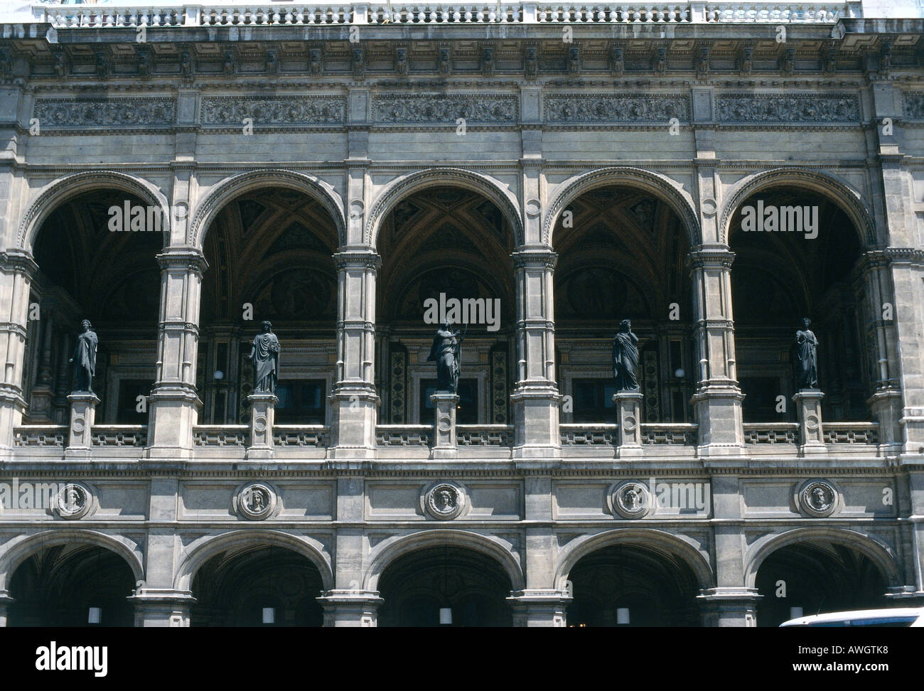 Austria, Viena, Staatsoper , loggia en fachada neoclásico de la Ópera Estatal de Viena, mostrando estatuas de bronce Foto de stock