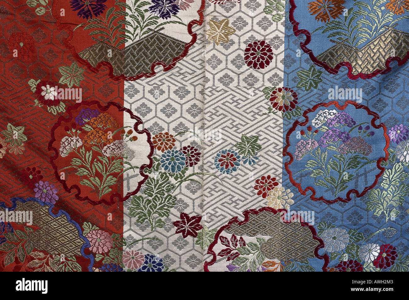 Marruecos, estampados y geométricos bordados sobre tela de colores Fotografía de stock - Alamy