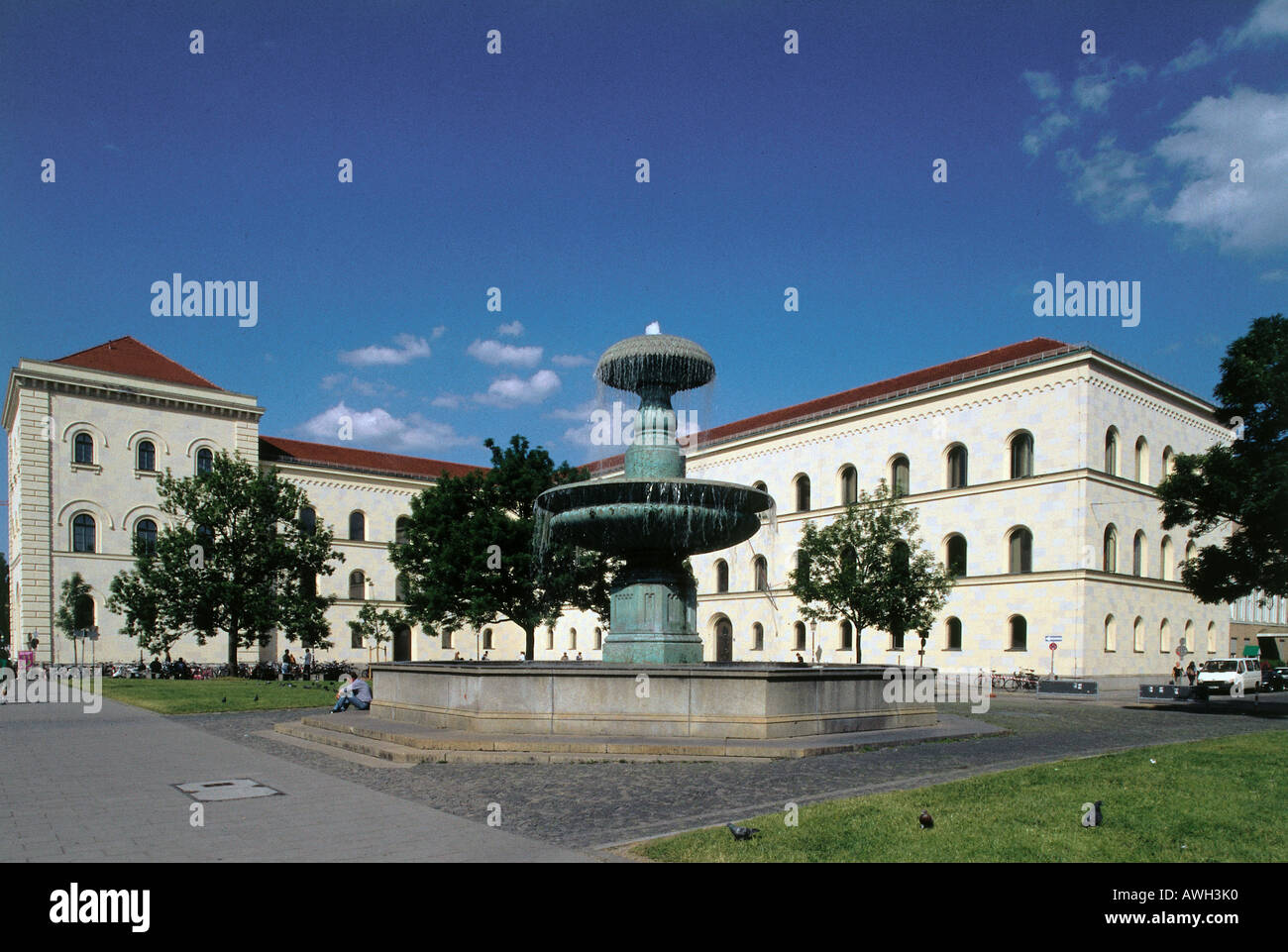 Alemania, Baviera, Munich, Ludwig-Maximillians-Universität, fuente en el centro de Geschwister-Scholl-Platz Foto de stock