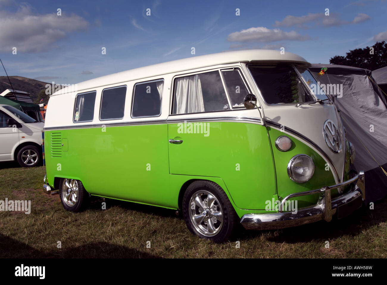 Green Kombi Volkswagen camper Van modelo es un vehículo que ha alcanzado el  estatus de culto y clásicos Fotografía de stock - Alamy