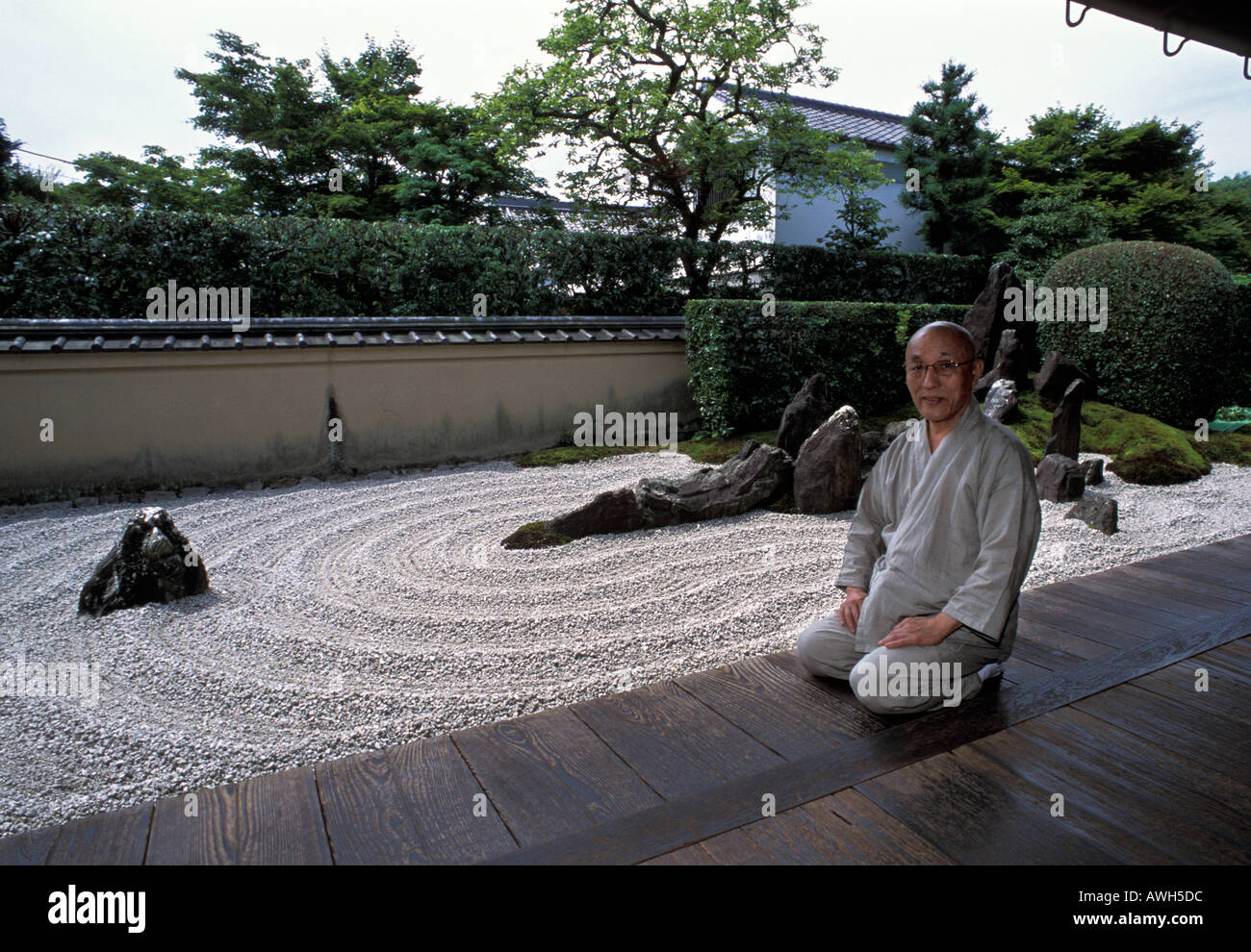Monje budista japonés sentado en el porche de Zuiho en templo Zen