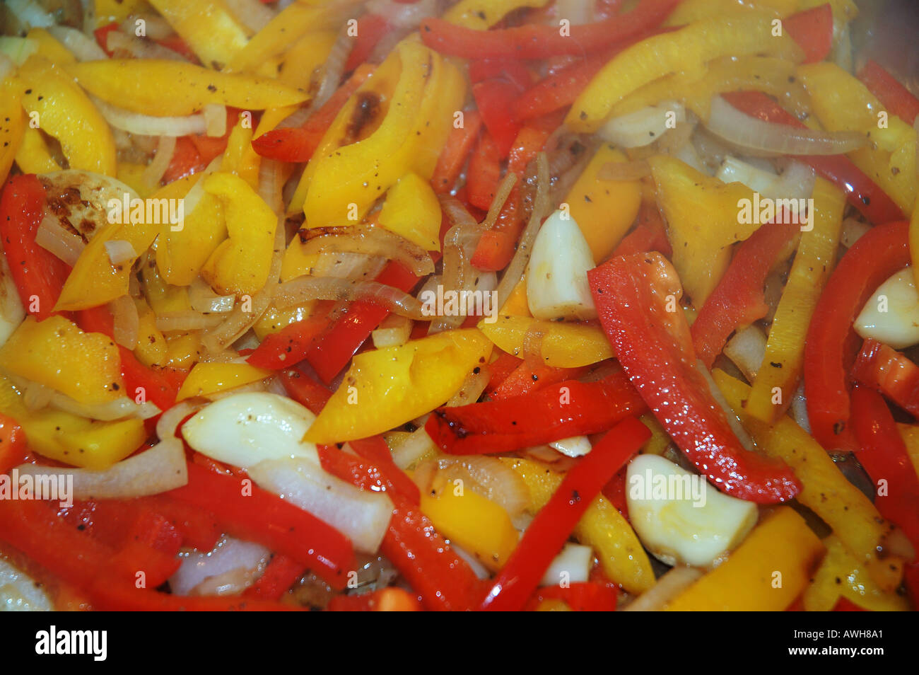 Rojo y amarillo en frypan capiscum cocinar con ajo dsc 6485 Foto de stock