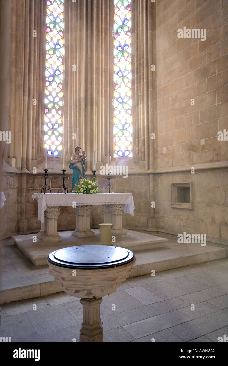 Una cámara bautismal en el ornamentado monasterio de Batalha, Portugal, donde el rey Duarte y su esposa Leonor son entombed Foto de stock
