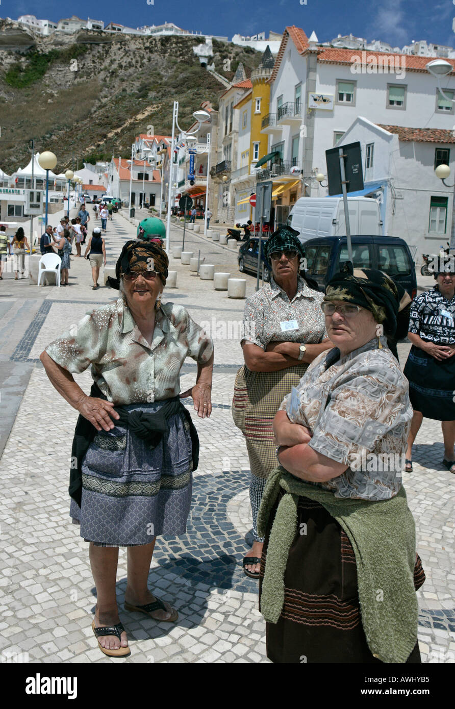 Las pescadoras vestida con el tradicional siete enaguas y bufandas en Nazare, Portugal. Foto de stock