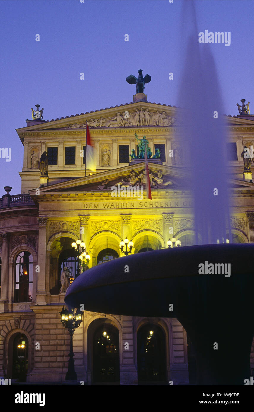 Fuente en frente de la sala de conciertos Alte Oper Frankfurt am Main, Alemania Foto de stock