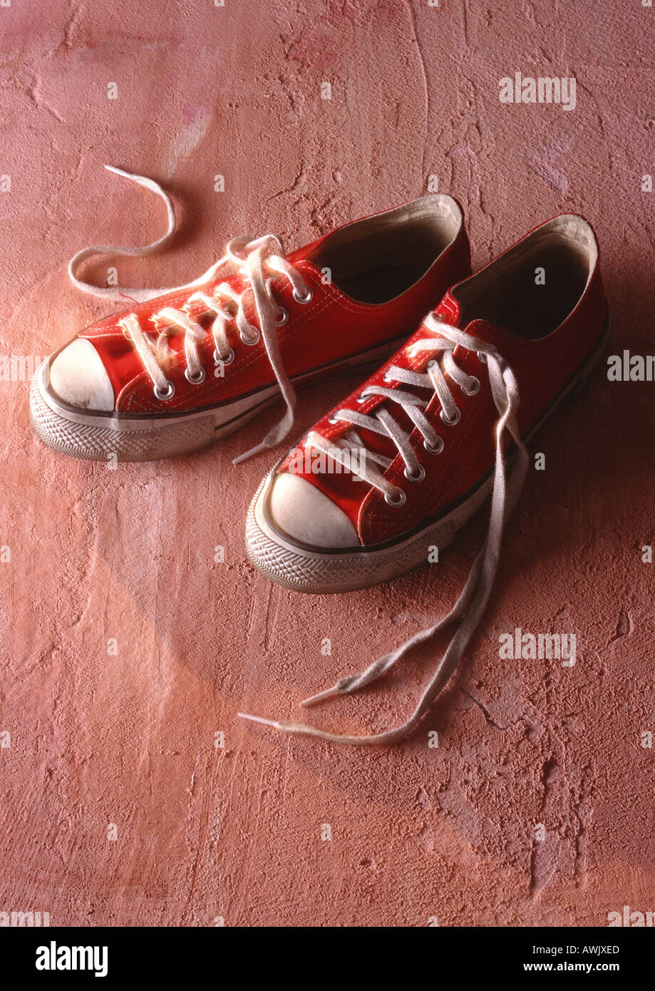 Red Tennis Shoes Fotos e Imágenes de stock - Alamy