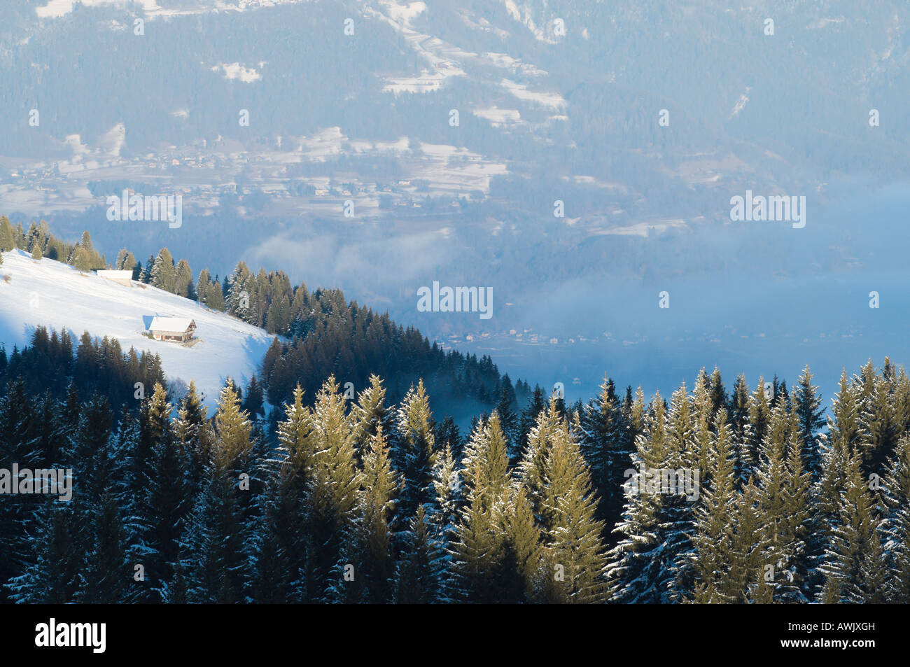 Paisaje alpino en el valle Illiez, el oeste de Suiza, Europa central Foto de stock