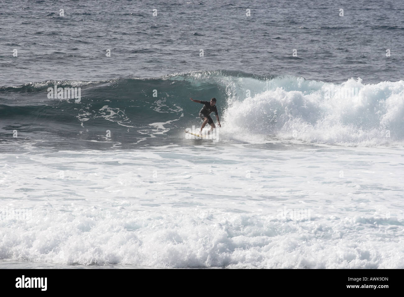 Surfer montando una onda en Punta Blanca cerca de Alcala Tenerife Islas Canarias Foto de stock