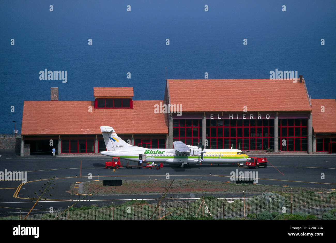 Avión en el aeropuerto de El Hierro, Islas Canarias, España Fotografía de  stock - Alamy