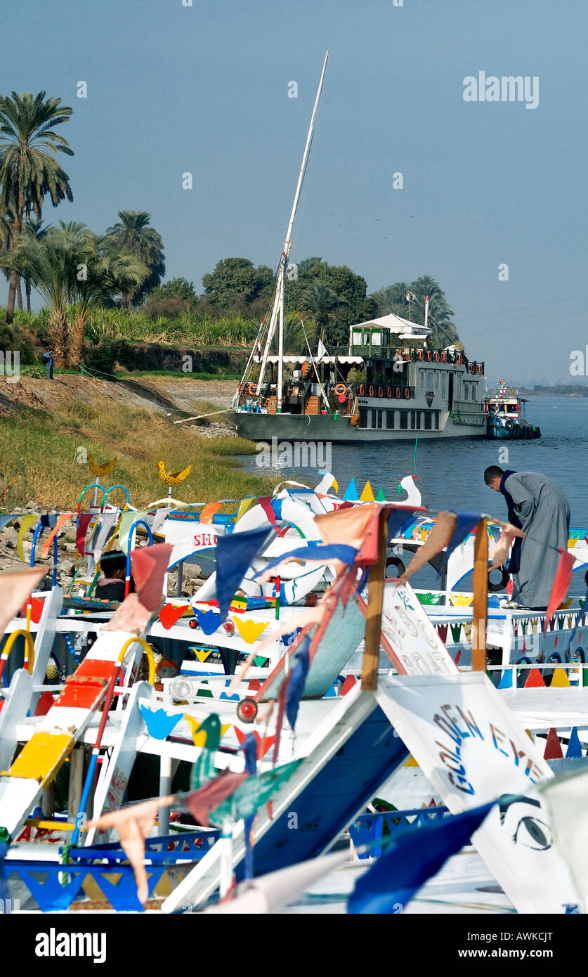 Ferry El hombre tiende a su barco en la ribera occidental del Nilo en Luxor, Egipto Foto de stock