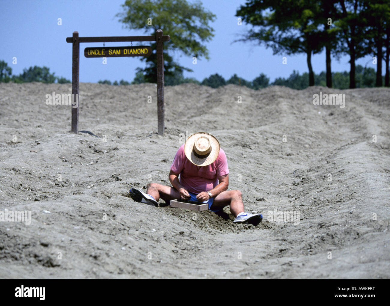 Un hombre visitando excava para diamantes reales en Crater de diamantes  State Park en el sur de Arkansas Fotografía de stock - Alamy