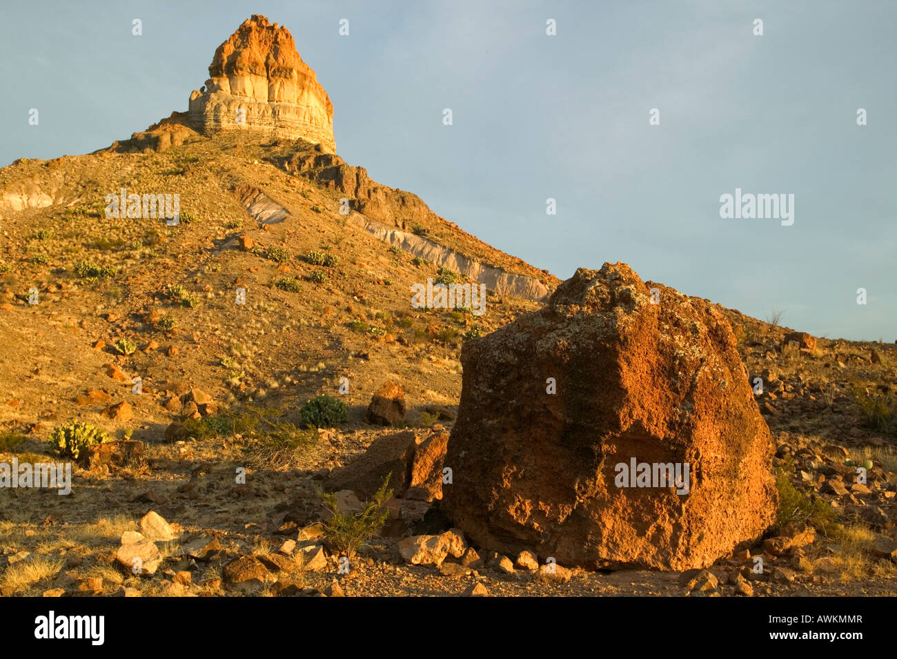 Boulder y acantilados de Cerro Castolon toba en la parte oeste del Parque Nacional de Big Bend TX Foto de stock