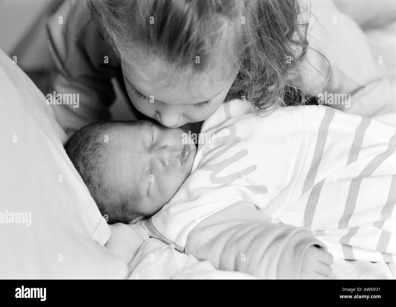 Niñas besos de bebé, B&W Foto de stock