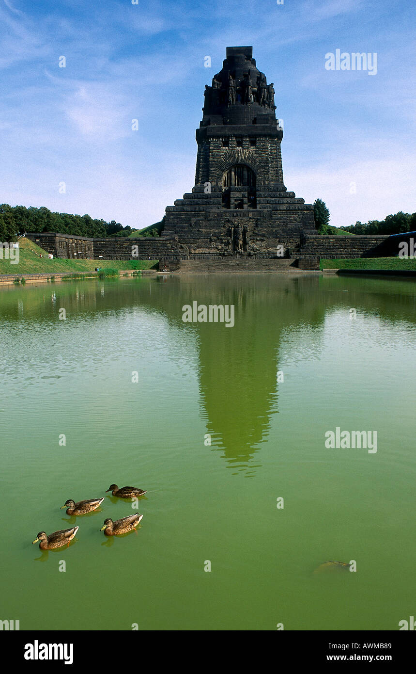 La reflexión de monumento en el agua, el Monumento a la batalla de las Naciones, en Leipzig, Sajonia, Alemania Foto de stock