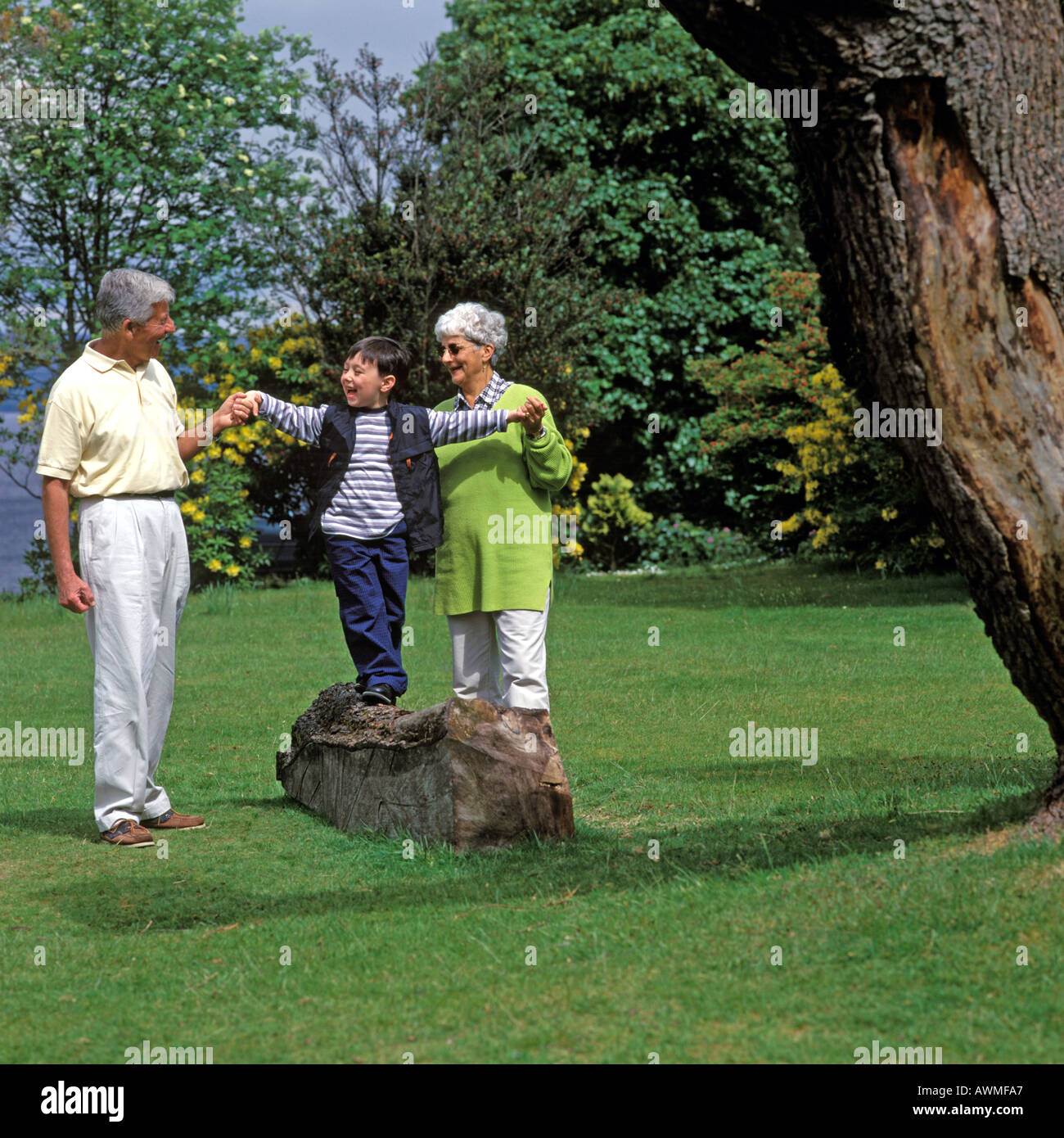 Los abuelos CON EL NIÑO EN EL PARQUE Foto de stock
