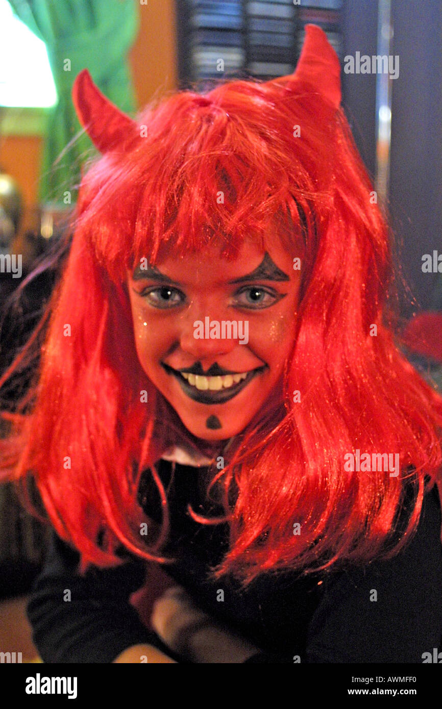 11 años de edad, niña con diablo rojo peluca y maquillaje vestidos para  Halloween Fotografía de stock - Alamy