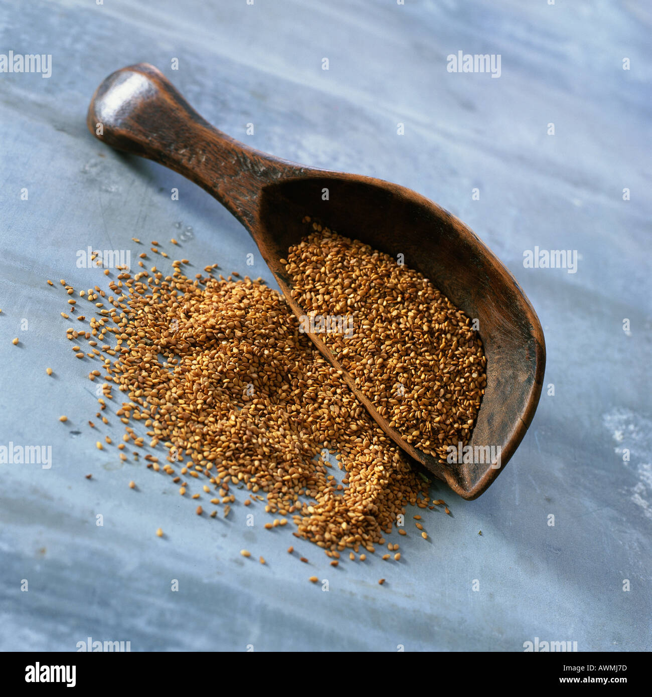 Las semillas de sésamo y la cuchara de madera, de cerca Foto de stock