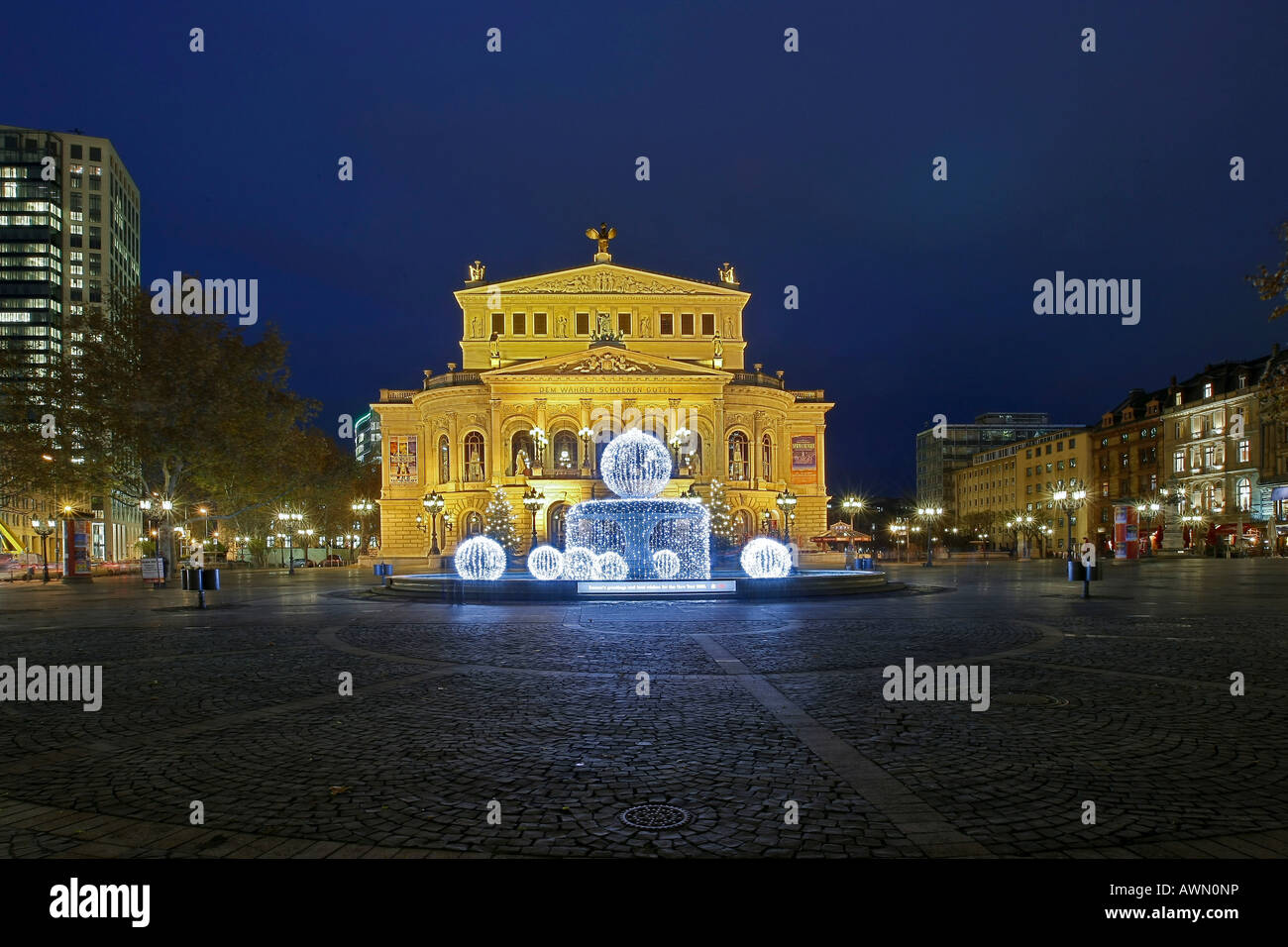 Alte Oper (Antigua Ópera) con la iluminación especial de Navidad de la fuente, Frankfurt, Hesse, Alemania Foto de stock