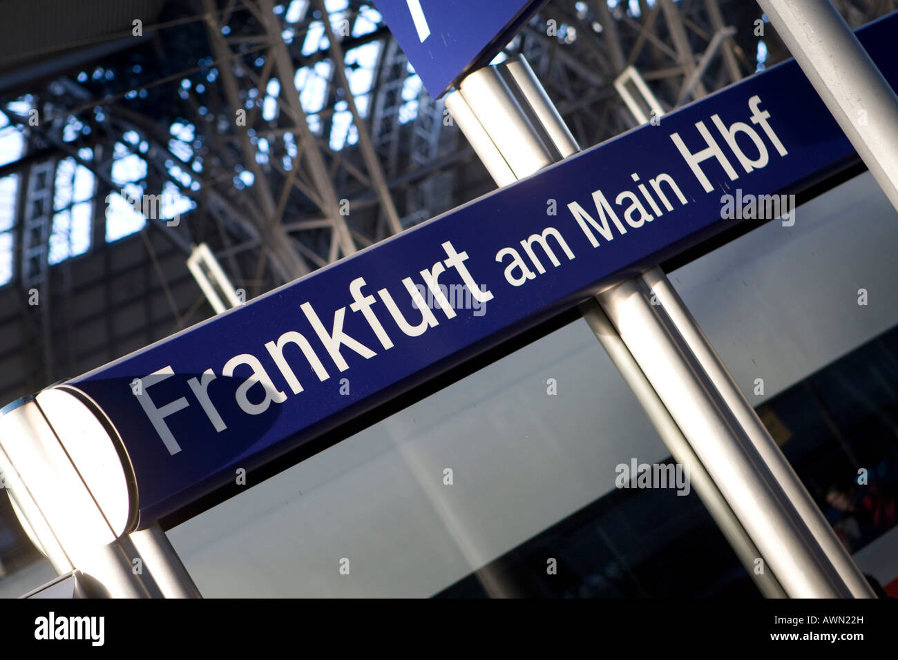 Firmar, Frankfurt am Main Hauptbahnhof (estación central de tren de Frankfurt), Frankfurt, Hesse, Alemania, Europa Foto de stock