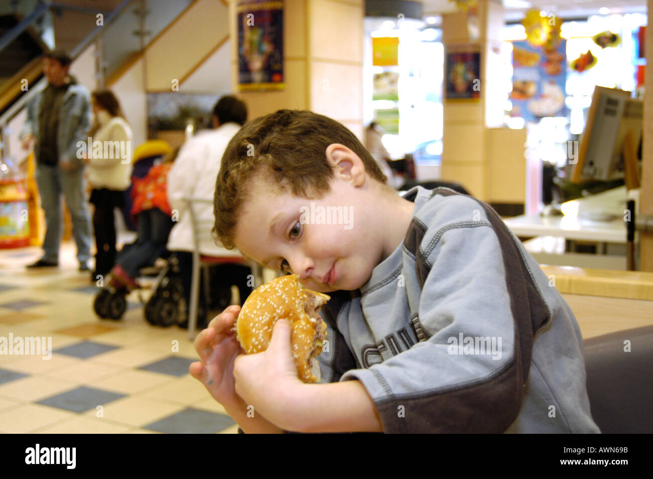 Niños Comiendo Mcdonalds Fotos e Imágenes de stock - Alamy