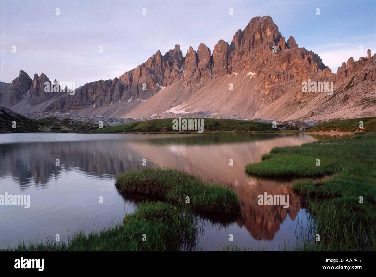 Mt. Paternkofel reflejada en un lago de montaña, dolomitas, Bolzano-Bozen Sexten, Italia, Europa Foto de stock