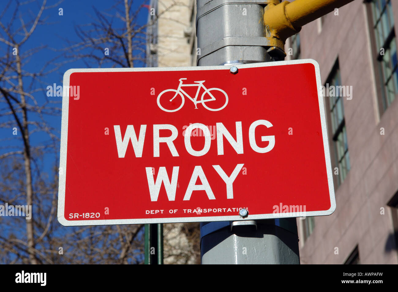 Signo de forma equivocada en el nuevo bikeway en la Novena Avenida en el barrio neoyorquino de Chelsea Foto de stock