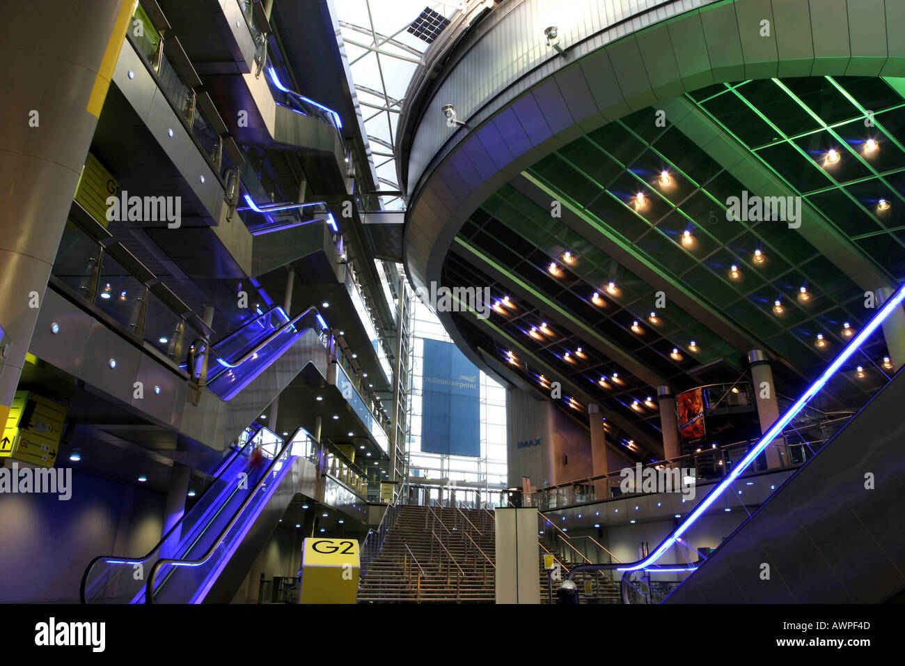Interior del edificio Millennium Point en Digbeth cine IMAX de Birmingham se encuentra a la derecha Foto de stock