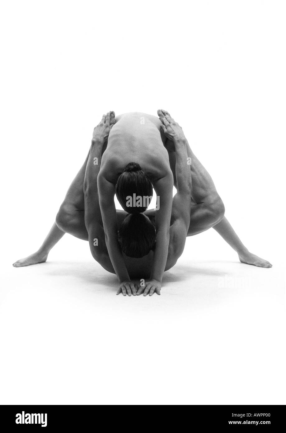 Un hombre y una mujer desnuda, el hombre en la espalda con las piernas y  los brazos alrededor de la mujer inclinándose sobre él, B&W Fotografía de  stock - Alamy