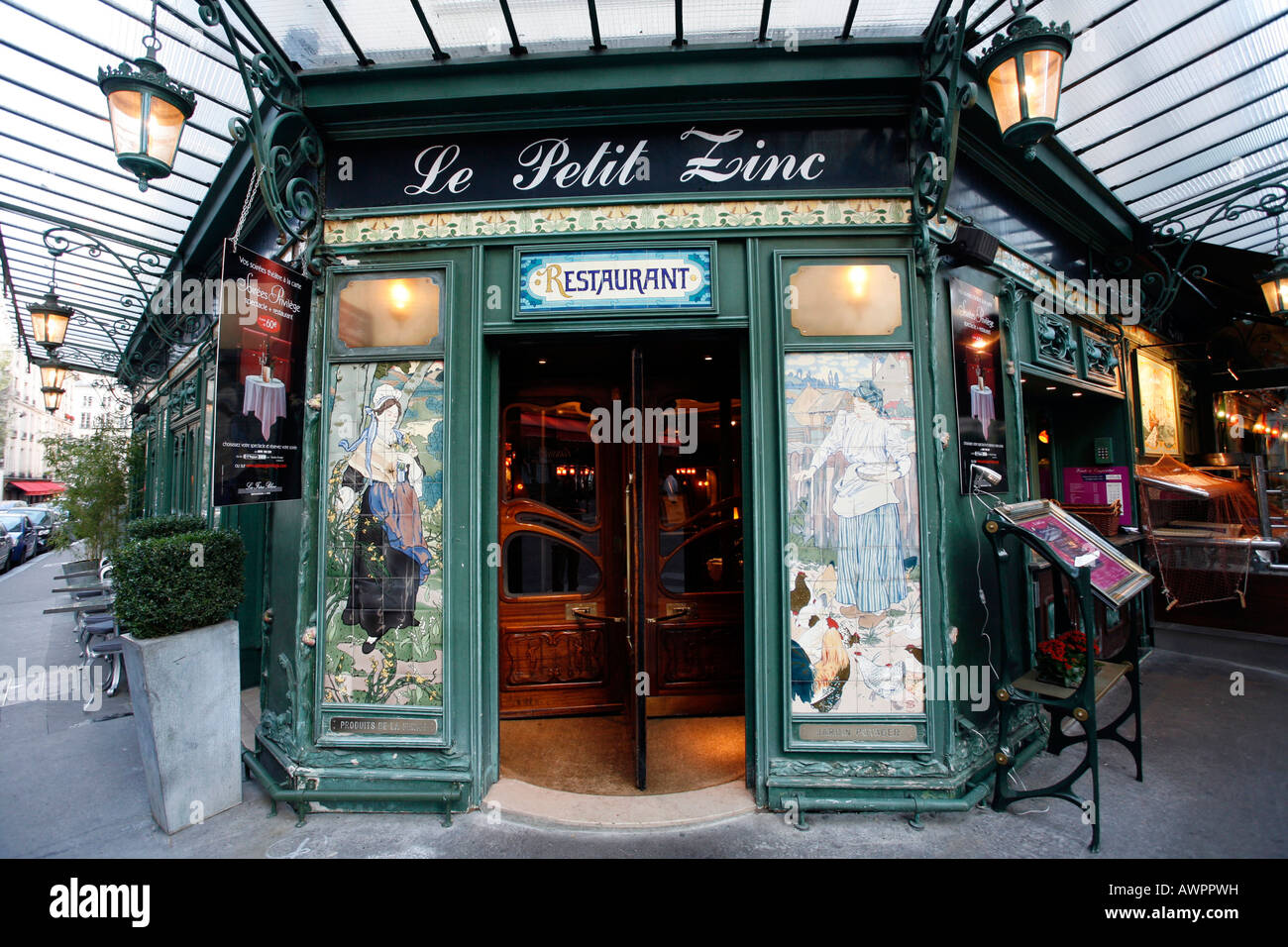 Le petit zinc restaurant fotografías e imágenes de alta resolución Alamy