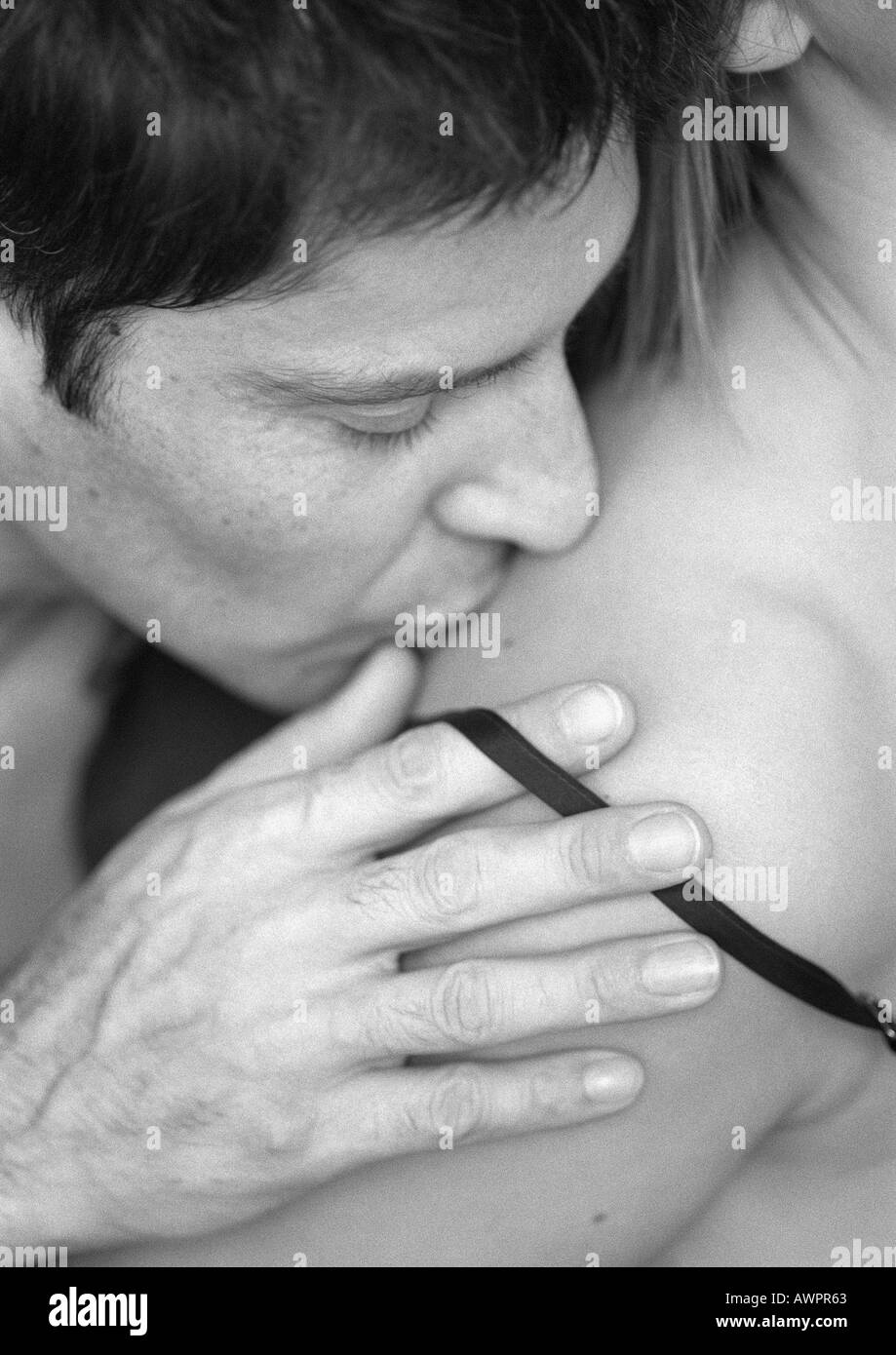 парень целует в живот и грудь фото 89