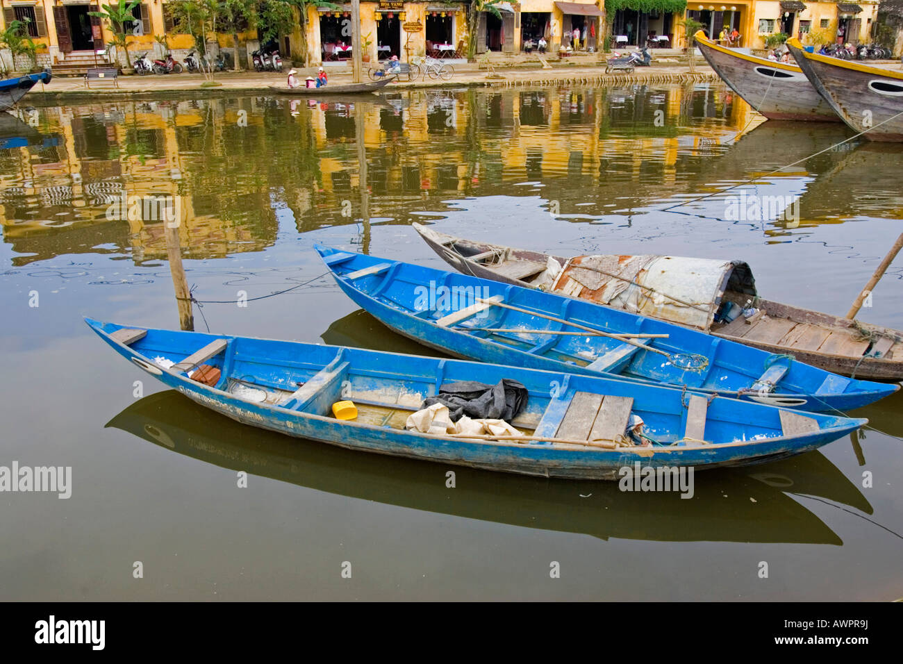 Los barcos en el puerto de Hoi An, Vietnam Foto de stock