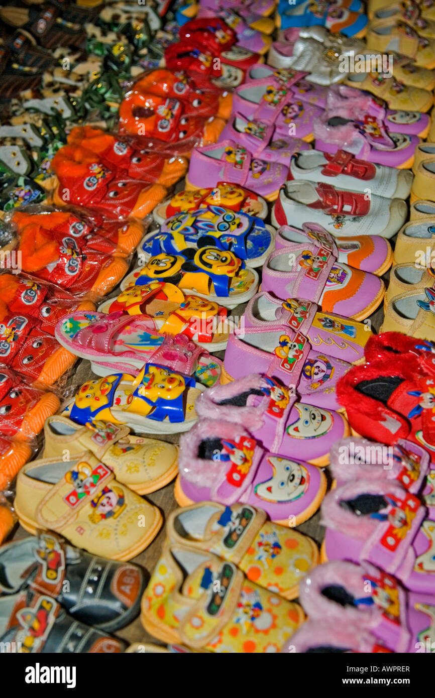 Los zapatos del niño, Vietnam, Asia Foto de stock