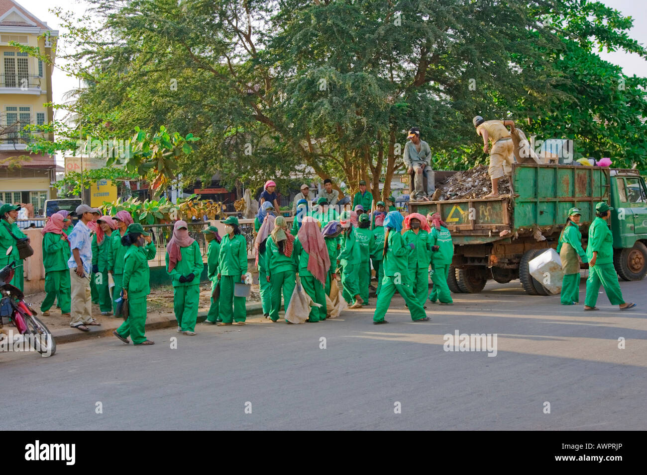 Equipo de limpieza de calles de Siem Reap, Camboya, Asia Foto de stock