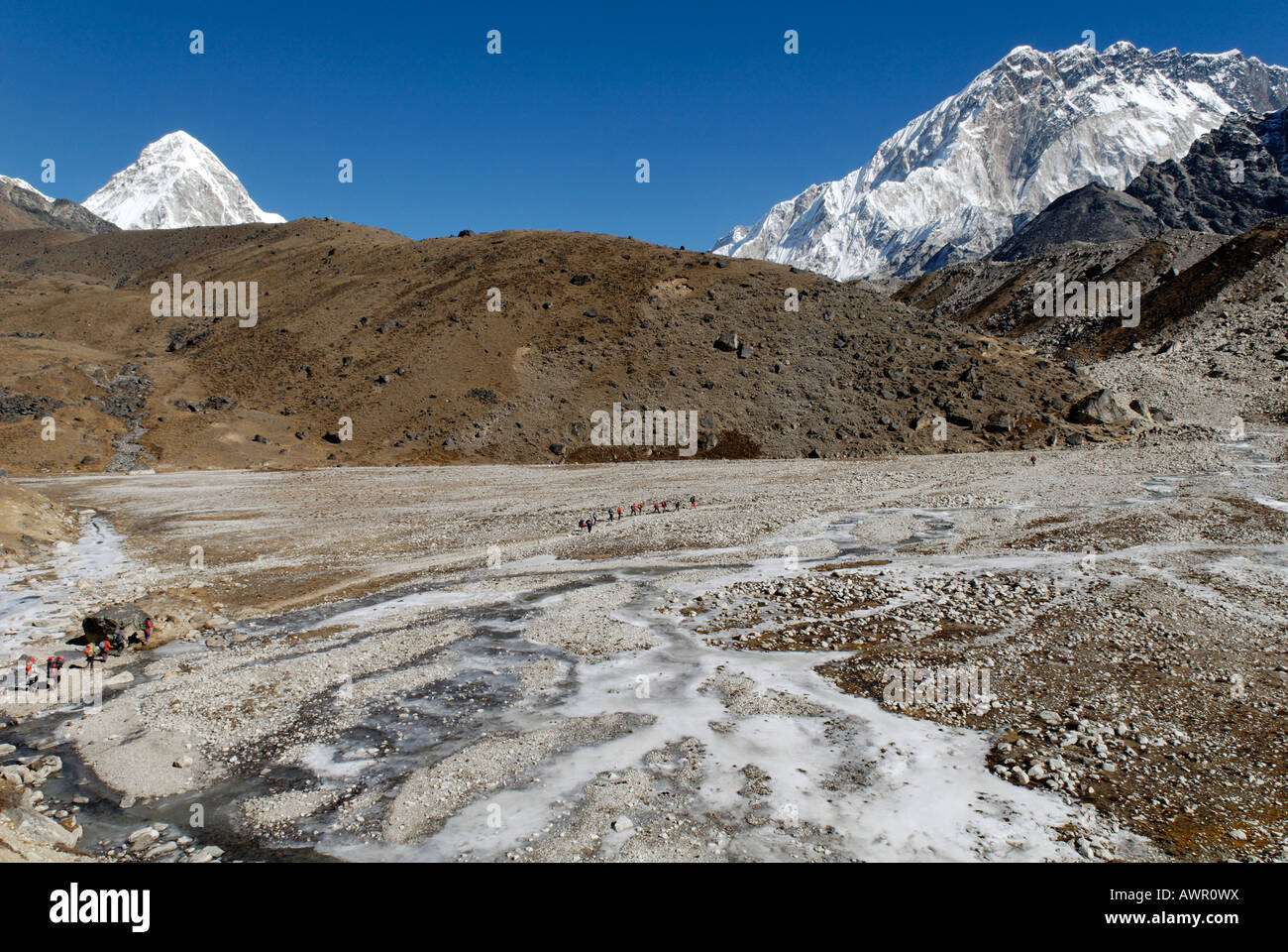 Dudh Koshi valle con Nuptse (7861) y Pumo Ri (7165), el Parque Nacional