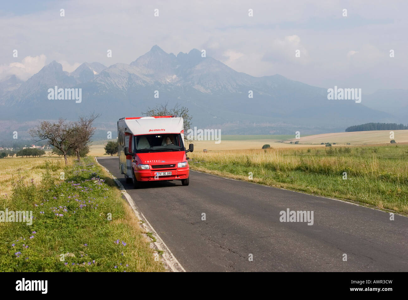 Motorhome delante de las altas montañas Tatras, Eslovaquia Foto de stock