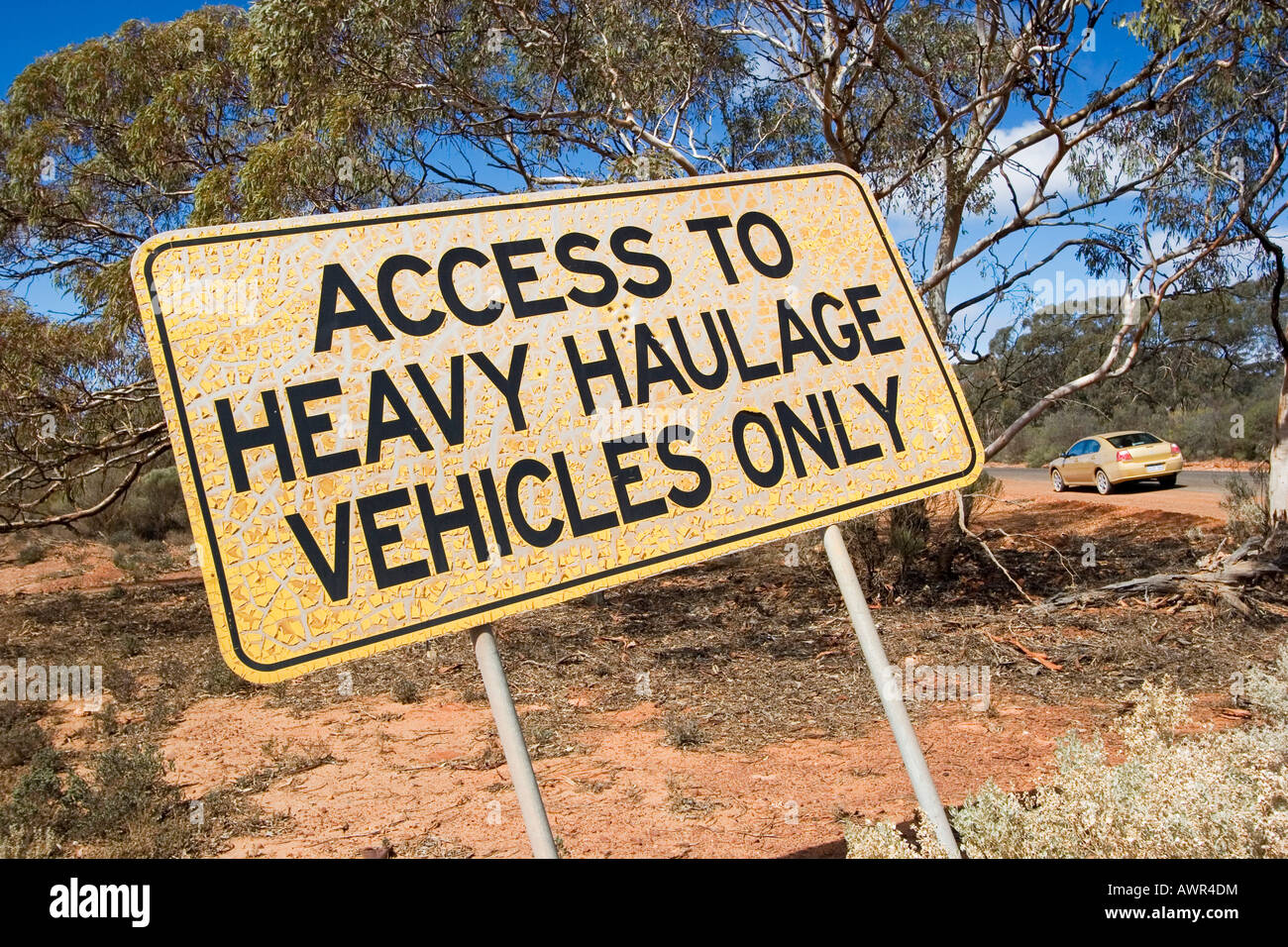 Signo (acceso a los vehículos de transporte pesado solamente), pintura pelando, Australia Occidental, WA, Australia Foto de stock