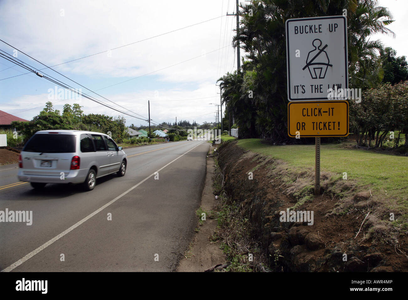 Señal de tráfico del cinturón de seguridad en una calle en Big Island, Hawaii, EE.UU. Foto de stock