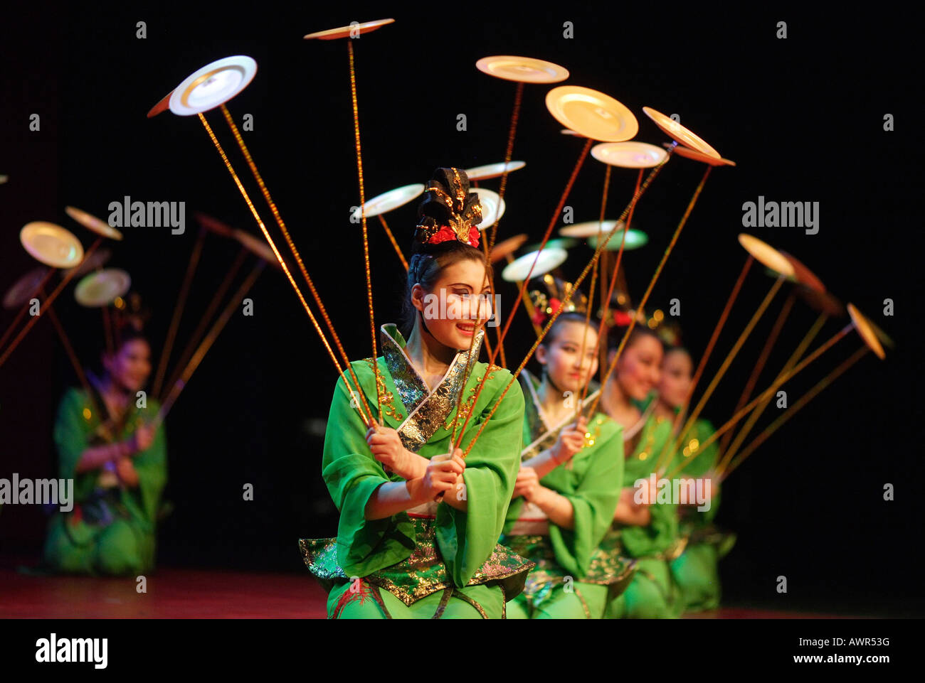 Artistas chinos platos malabares Fotografía de stock - Alamy