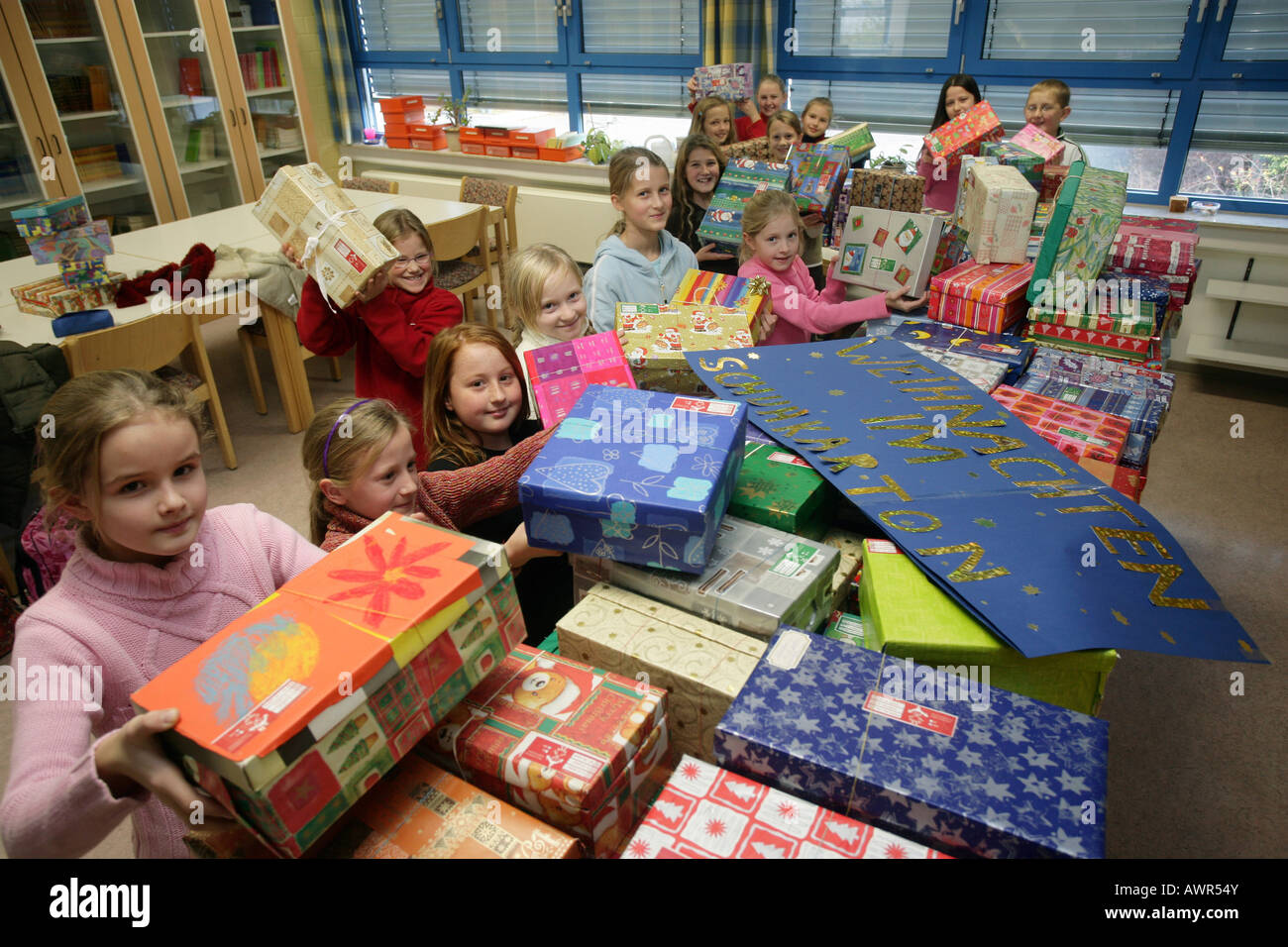 Los niños de la escuela de Weissenthurm wrap up presenta fuer la organización de ayuda "Navidad en una caja" (Weihnachten im Schuhkar Foto de stock