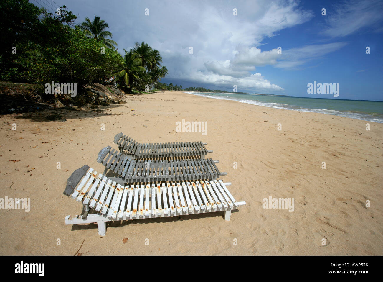 En reposeras en una playa desierta, Tangalle, Sri Lanka, Asia Foto de stock