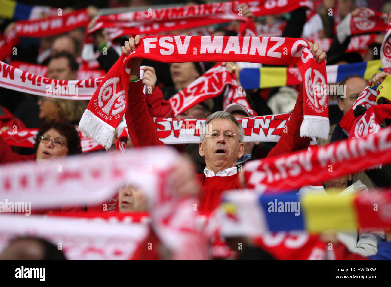 Los Fans del fútbol alemán club FSV Mainz 05 Foto de stock
