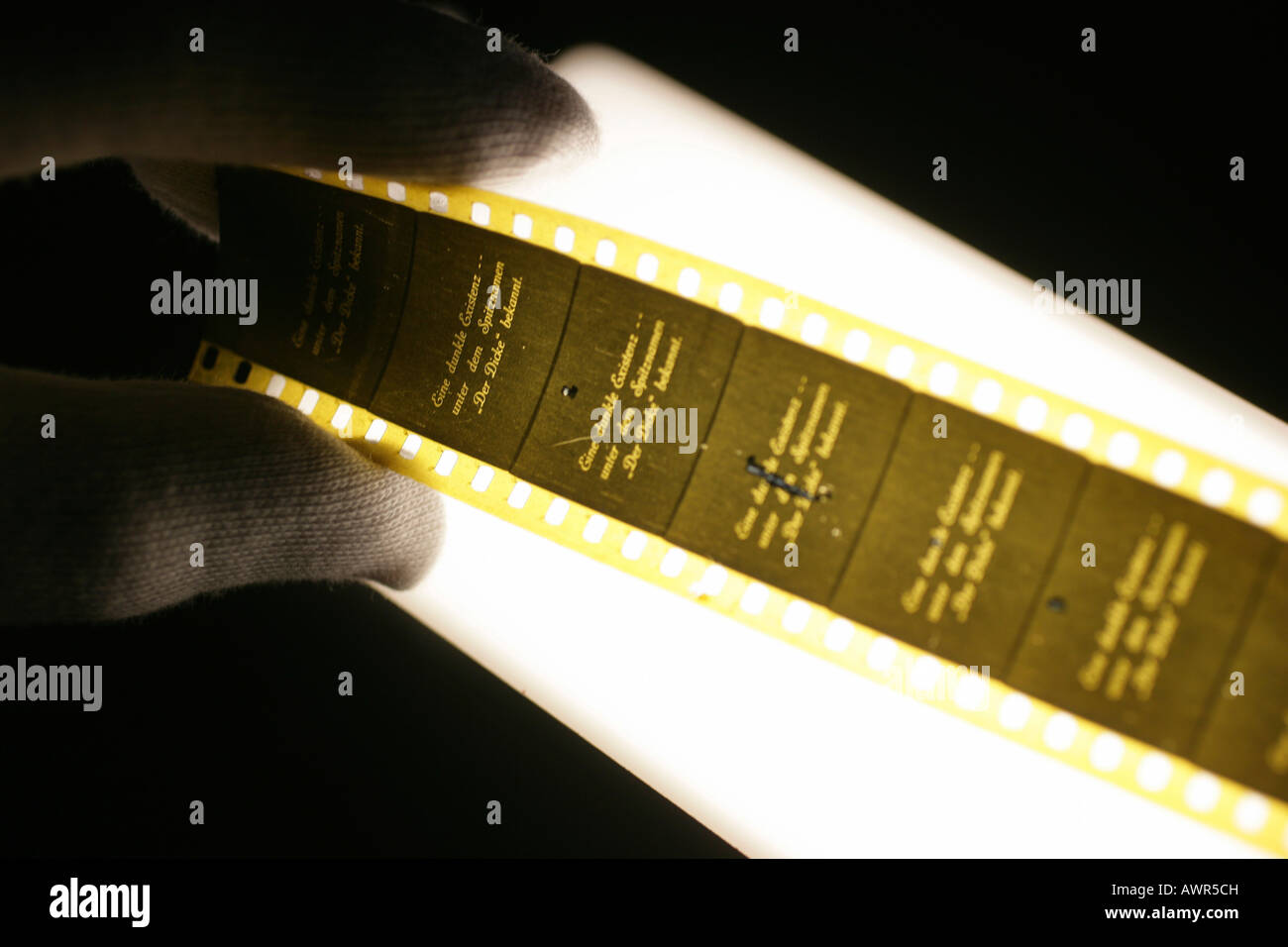Una tira de película restauradas serán controlados una mesa de luz en el Bundesarchiv Koblenz Alemania Renania-Palatinado Foto de stock