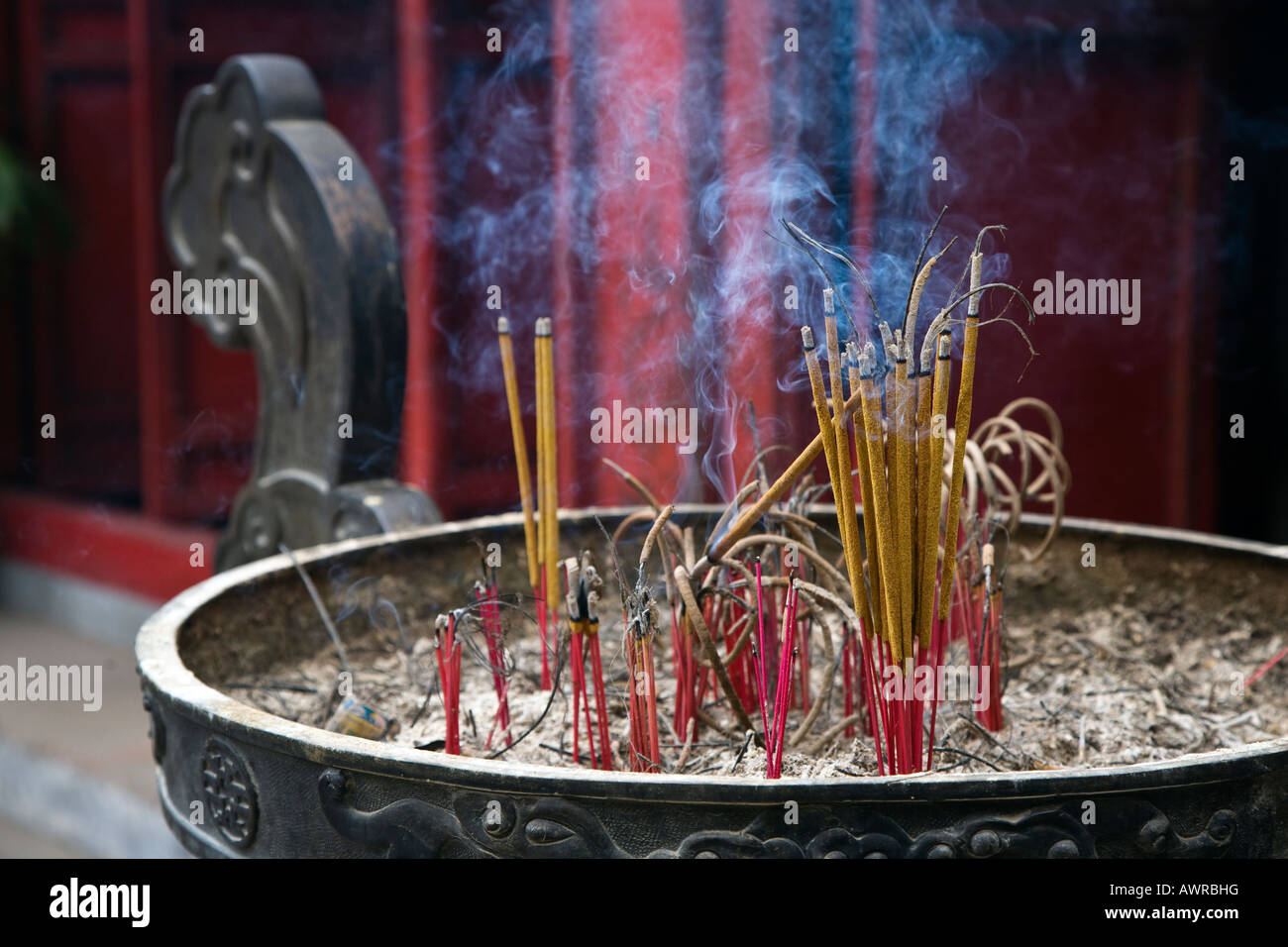 Preparación de incienso vendido para ser quemado durante la Semana Santa o  la víspera de Año Nuevo en Panamá Fotografía de stock - Alamy