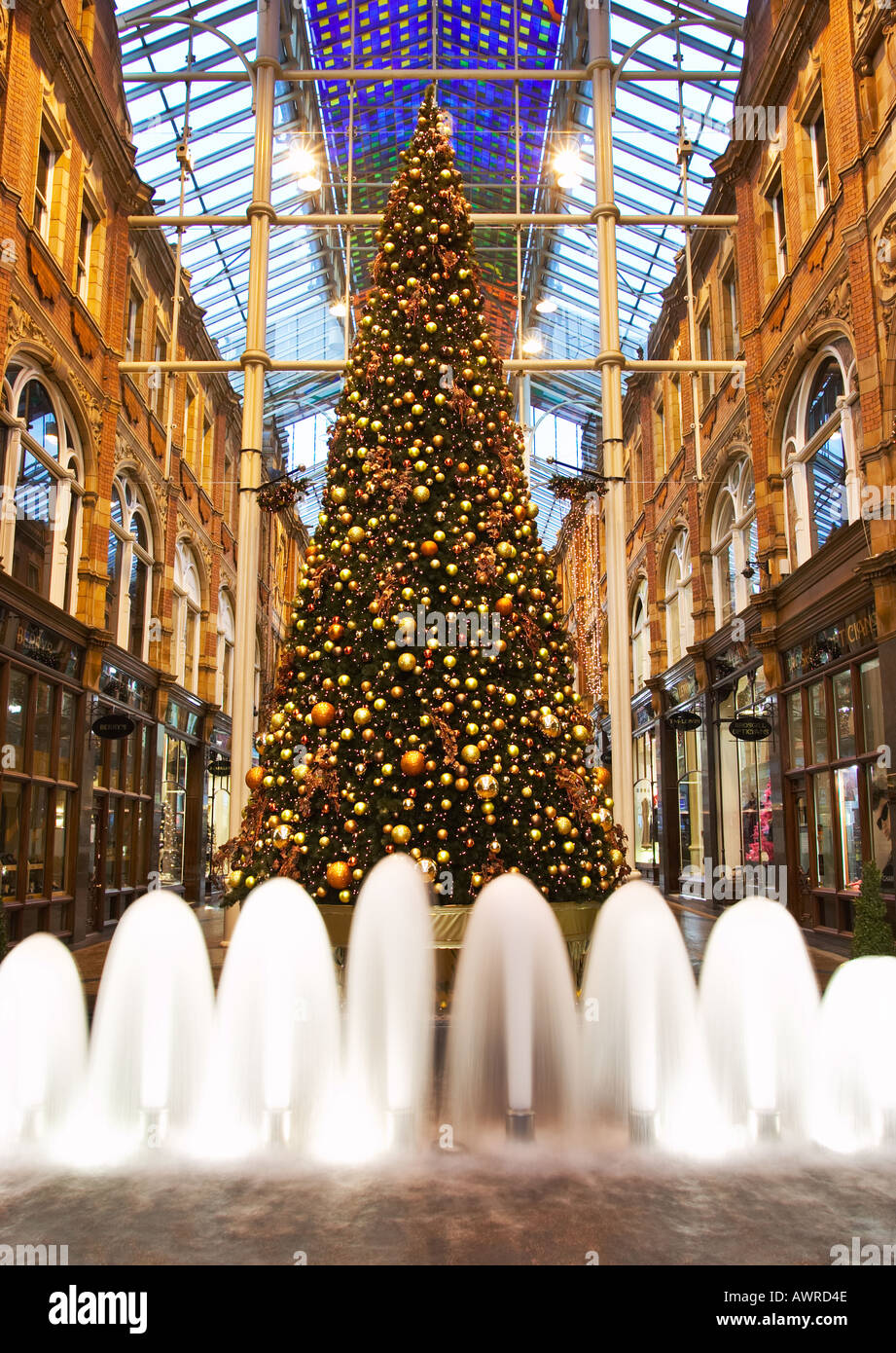 Barrio Victoria, Galería Comercial en Navidad Yorkshire Leeds UK Foto de stock