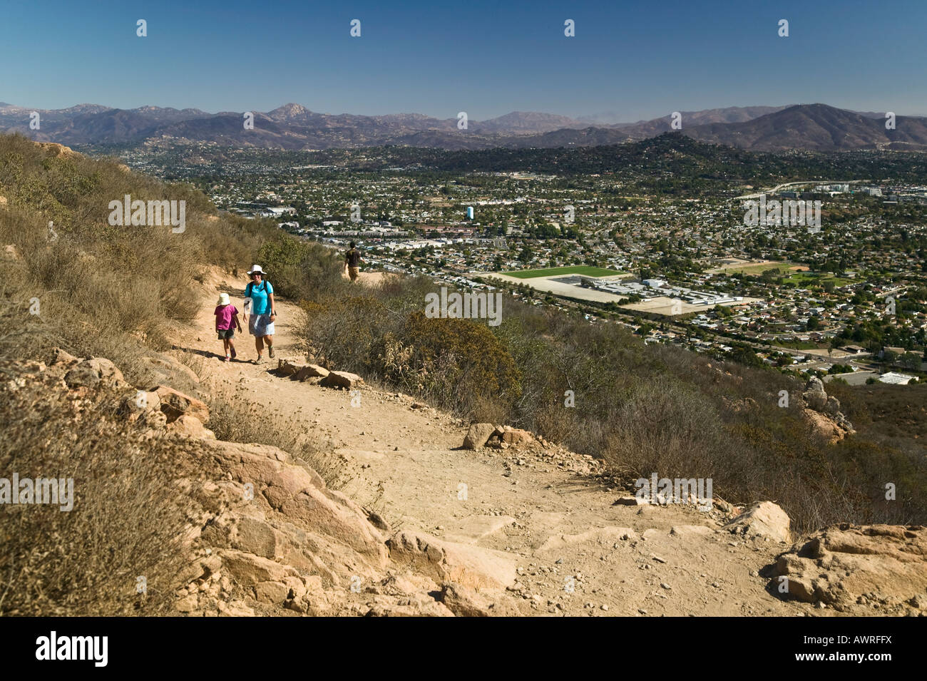 Mujer y niña senderismo Mission Trails Cowles Mountain en San Diego, California, EE.UU. Foto de stock